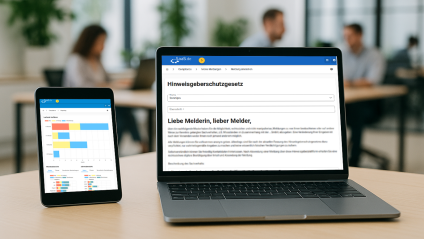 Ein Laptop und ein Tablet stehen auf einem hellen Holzschreibtisch in einem modernen, lichtdurchfluteten Büro. Auf beiden Geräten ist das Dashboard eines digitalen Hinweisgebersystems sichtbar – der Laptop zeigt ein Eingabeformular nach dem Hinweisgeberschutzgesetz, das Tablet eine grafische Auswertung von Meldungen. Im Hintergrund arbeiten unscharf mehrere Personen, grüne Pflanzen sorgen für eine angenehme Arbeitsatmosphäre.