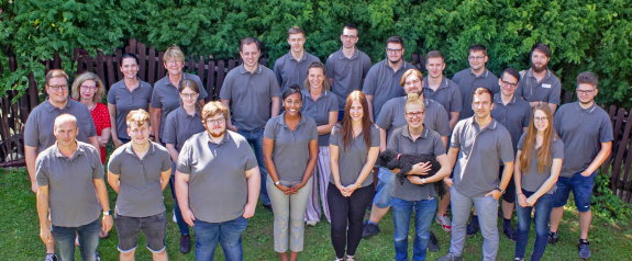Headerbild Gruppenfoto Mitarbeitende der Firma EGOTEC